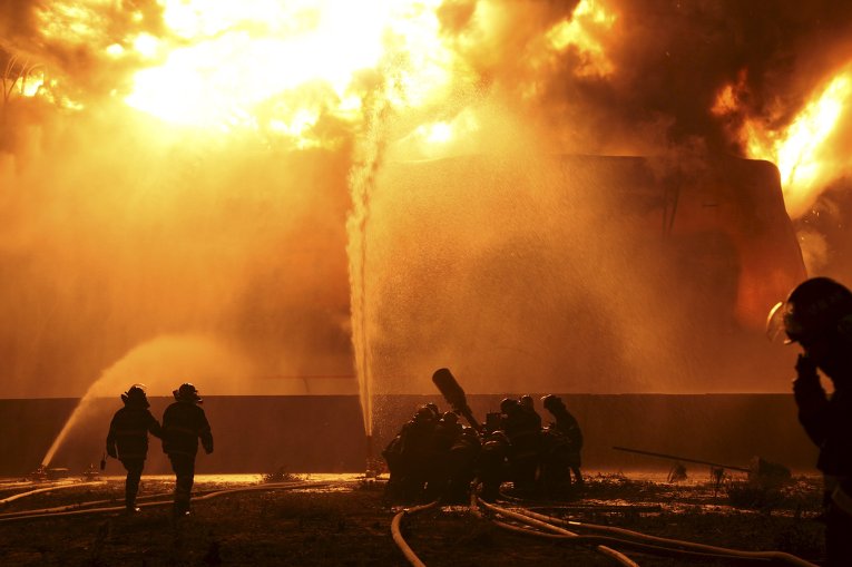 Пожар на химзаводе на востоке Китая, который во вторник был потушен, в ночь на среду снова разгорелся.