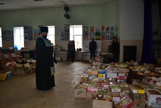 Жители поселка Теплик Винницкой области передали пасхальные наборы бойцам, принимающим участие в АТО в Донбассе