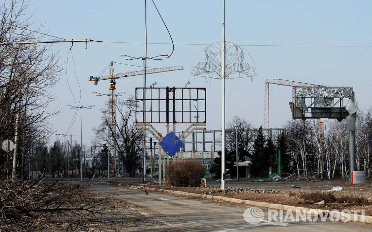 Искореженные во время боевых действий рекламные щиты, дорожные знаки в районе дороги в аэропорт Донецка.21 марта 2015 года