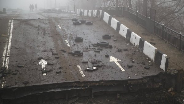 Разрушеный мост в районе донецкого аэропорта. Архивное фото