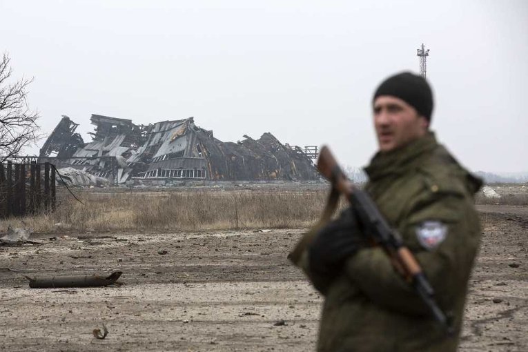 Ополченец на фоне разрушенного донецкого аэропорта 27 февраля 2015