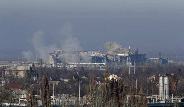 Вид из Донецка на аэропорт, в котором идет бой