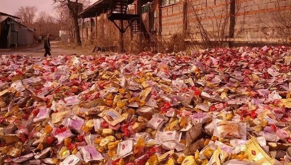 Выброшенные на улицу конфеты в Донецке