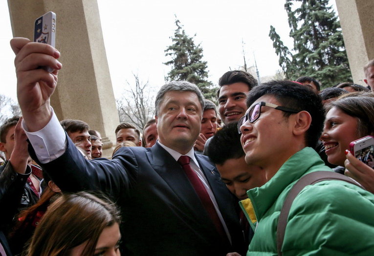Петр Порошенко со студентами в Харькове