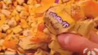 Десятки тысяч конфет выбросили на одну из улиц Донецка. Видео