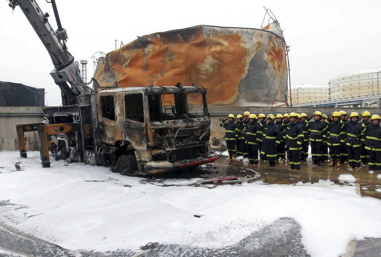 Китайские пожарные после тушения пожара на нефтехимическом заводе в Чжанчжоу, в провинции Фуцзянь