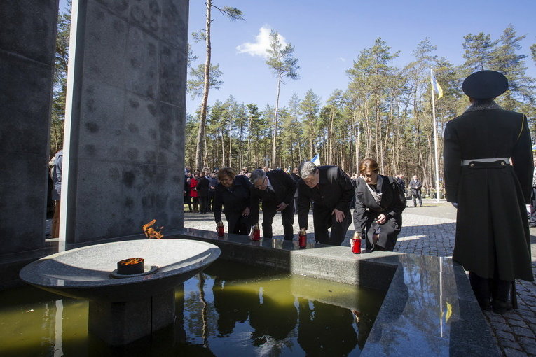Петр Порошенко, его жена Марина, президент Польши Бронислав Коморовский и его жены Анна посетили Национальный историко-мемориальный комплекс Быковня