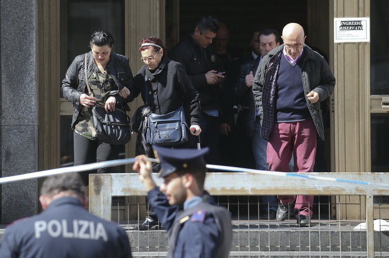 Эвакуация людей из здания суда в Милане, где мужчина открыл огонь, в результате чего погибли два человека