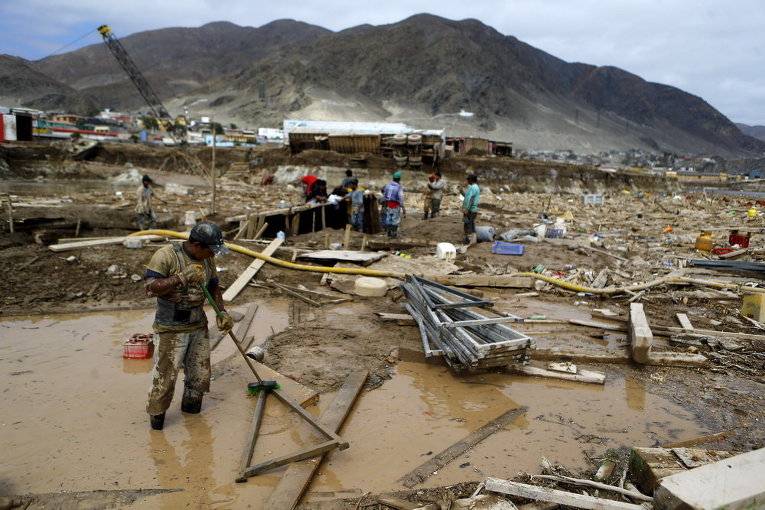 Последствия наводнения в городе Чаньяраль в Чили