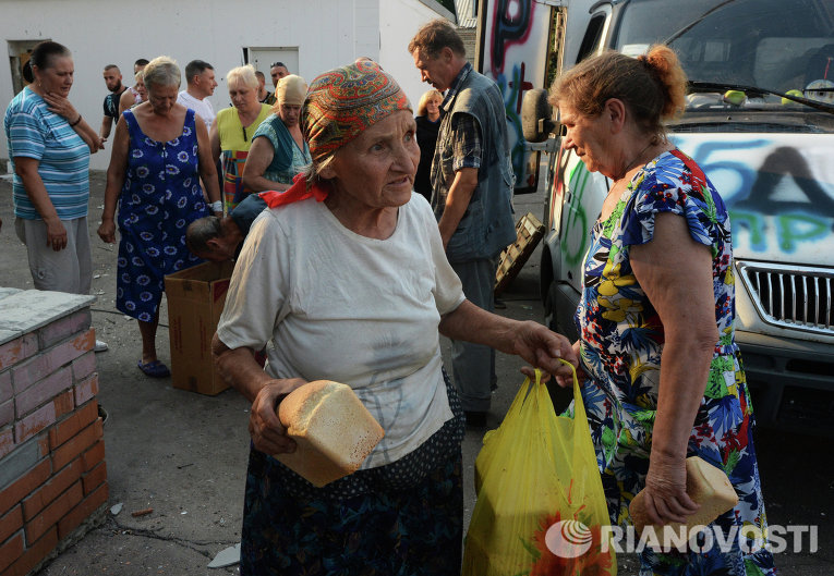 Жители Иловайска разбирают хлеб, 15 августа 2014
