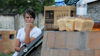 Жительница рядом со входом в бомбоубежище в городе Иловайске, 15 августа 2014