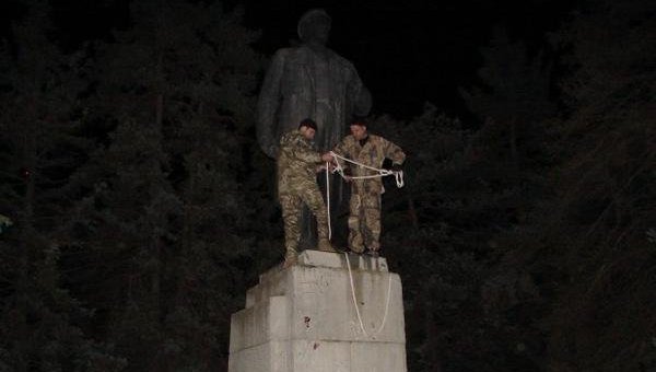 В Днепропетровске повалили памятник Ленину