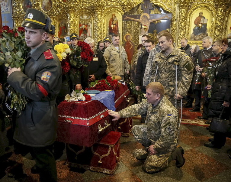 Украинские военные у гроба с телом своего коллеги Игоря Брановицкого, который был убит в ходе боевых действий на востоке Украины