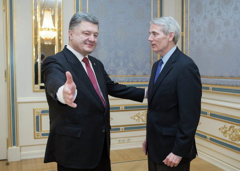 Президент Украины Петр Порошенко и сенатор США Роб Портман во время их встречи в Киеве