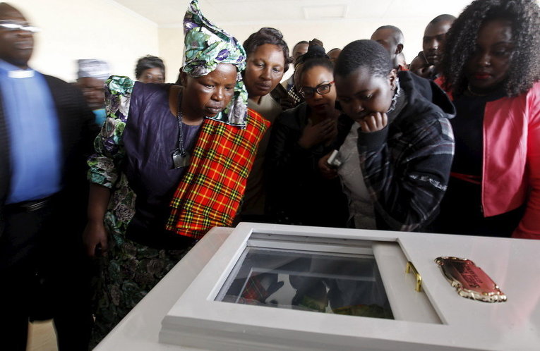 Родственники в похоронном бюро смотрят на тело студентки, погибшей при теракте в Кении