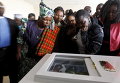 Родственники в похоронном бюро смотрят на тело студентки, погибшей при теракте в Кении