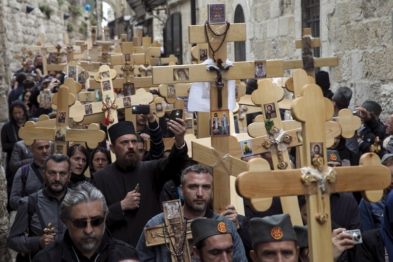 Крестный ход православных верующих из Сербии в Страстную пятницу в Иерусалиме