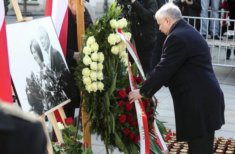 Ярослав Качиньский, брат-близнец покойного президента Леха Качиньского, на церемонии по случаю пятой годовщины крушения польского правительственного самолета в Смоленске