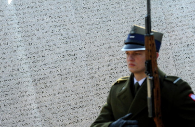 Солдат польской армии марширует мимо мемориала с именами 96 погибших в результате авиакатастрофы самолета под Смоленском, в результате которой погиб президент Польши Лех Качиньский