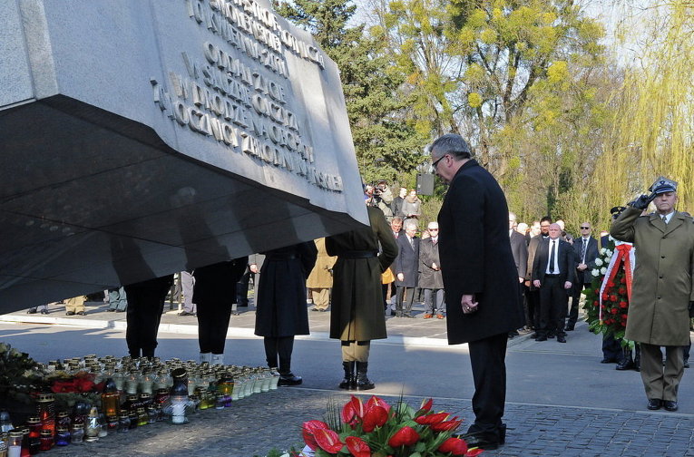 Президент Польши Бронислав Коморовский перед мемориалом в память о 96 жертвах авиакатастрофы под Смоленском