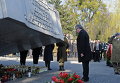 Президент Польши Бронислав Коморовский перед мемориалом в память о 96 жертвах авиакатастрофы под Смоленском