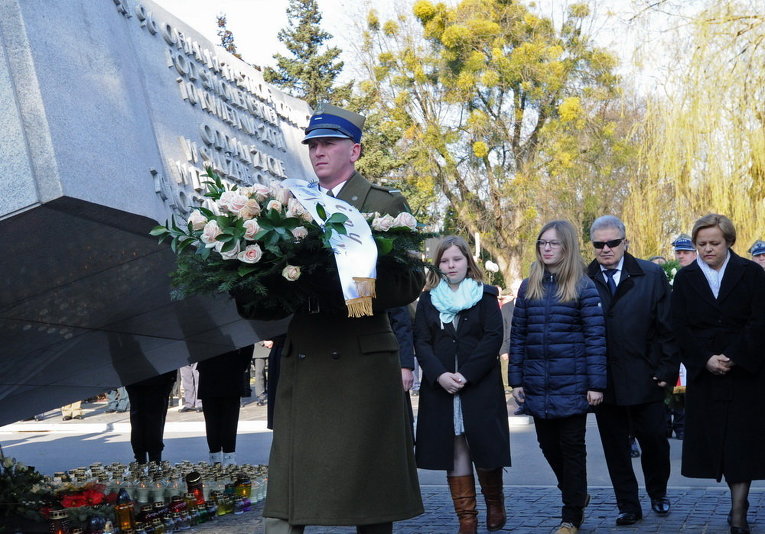 Польский солдат с цветами на мемориале, посвященном жертвам авиакатастрофы под Смоленском