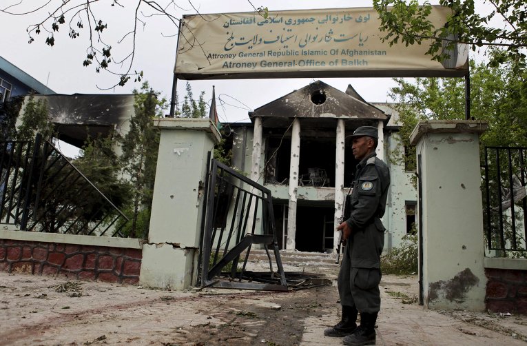 В результате нападения талибов на суд в Афганистане погибли 18 человек
