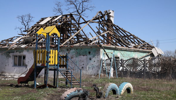 Поселок Спартак в Донецкой области после обстрела. Архивное фото
