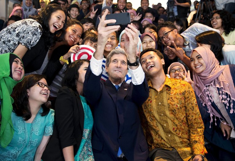 Государственный секретарь США Джон Керри с группой студентов в Джакарте, Индонезия