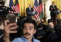Афганский журналист на фоне выступления президента США Барака Обамы