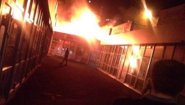 Пожар возле метро Позняки в Киеве