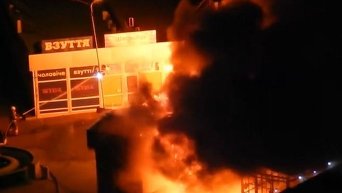 Пожар в торговых рядах у метро Позняки