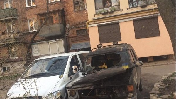 В центре Харькова сгорел автомобиль волонтеров