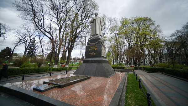 Памятник генералу Ватутину в Мариинском парке в Киеве