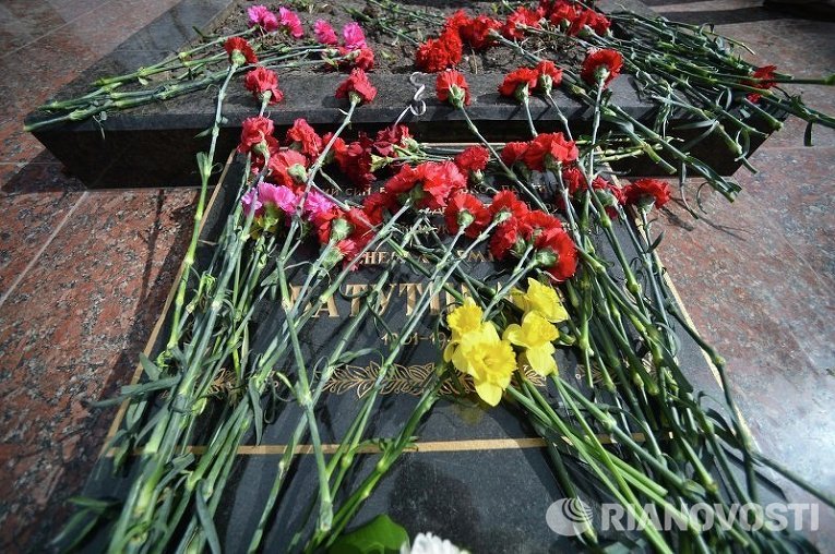 Цветы у памятника генералу Ватутину в Киеве