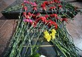 Цветы у памятника генералу Ватутину в Киеве