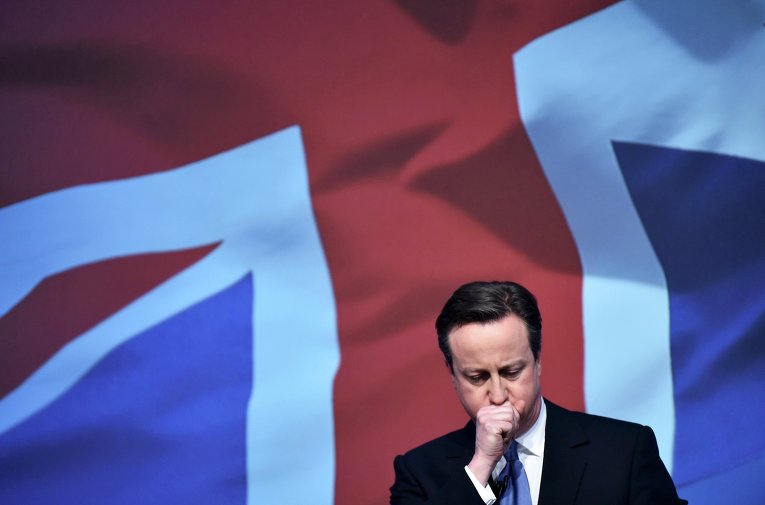 Премьер-министр Великобритании Дэвид Кэмерон начинает зачитывать предвыборный манифест Консервативной партии в городе Суиндон, в западной Англии