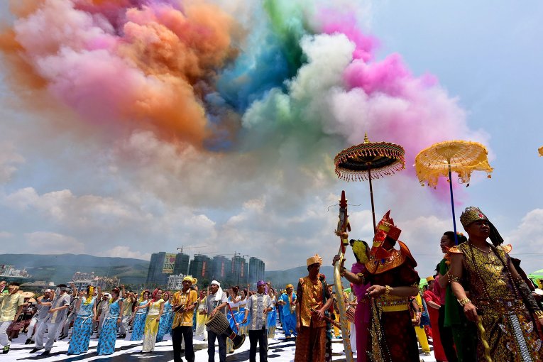 Китайцы в провинции Юньнань празднуют Фестиваль Воды