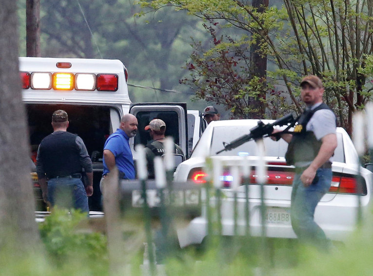 Власти и правоохранительные органы на месте инцидента в городе Джемисон, штат Алабама, США, где преступник вошел в кабинет врача, застрелил женщину и убежал