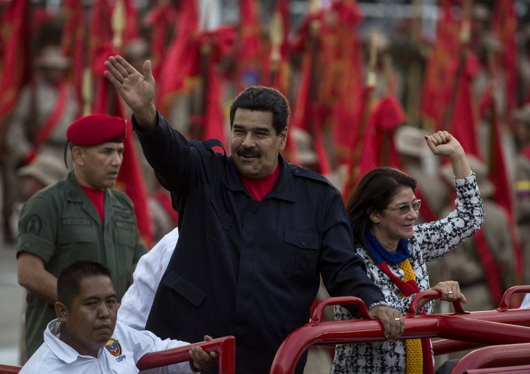 Президент Венесуэлы Николас Мадуро с женой Сильвией Флорес приветствуют своих сторонников в Каракасе