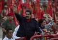 Президент Венесуэлы Николас Мадуро с женой Сильвией Флорес приветствуют своих сторонников в Каракасе