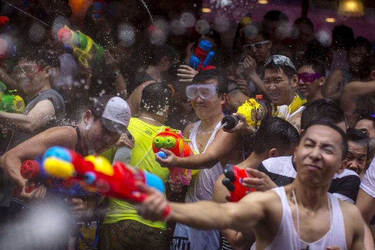 Водные битвы идут в Бангкоке в честь Сонгкрана, тайского Нового года