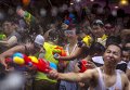 Водные битвы идут в Бангкоке в честь Сонгкрана, тайского Нового года
