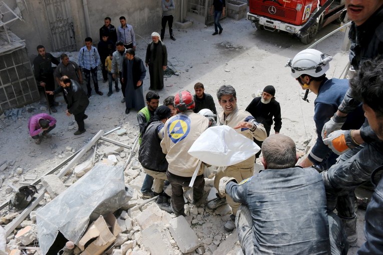 Сирийские города после авианалета проправительственных ВВС