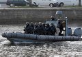 Немецкая полиция патрулирует реку Траве