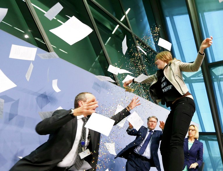 Нападения активистки на главу ЕЦБ Марио Драги