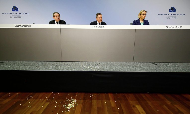 Президент Европейского центрального банка Марио Драги (в центре)