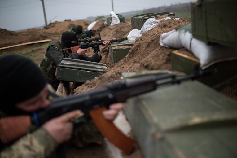Украинские военные на своих позициях возле Широкино