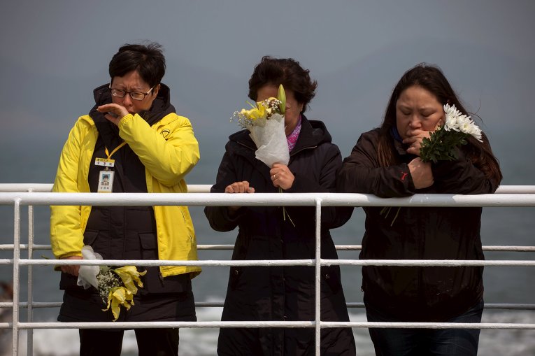 Родственники более трехсот погибших при крушении южнокорейского парома Севол приняли участие в памятной церемонии в годовщину катастрофы.