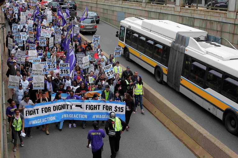 В Бостоне, США, протестуют против понижения зарплаты компанией Walmart